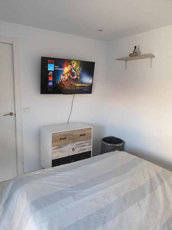 Beachside Apartment In Торевьиа Экстерьер фото
